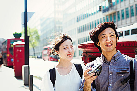 年轻,日本,男人,女人,享受,白天,室外,伦敦,走,街道