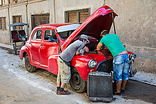 两个男人,修理,老爷车,哈瓦那,古巴