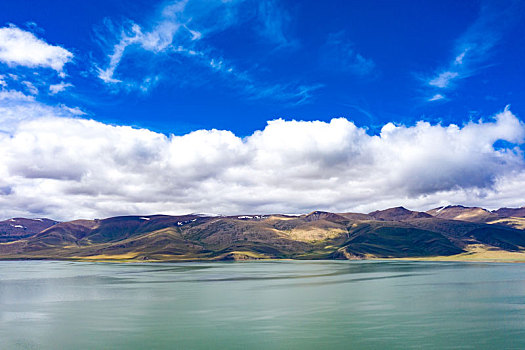 西藏阿里地区的高原湖泊