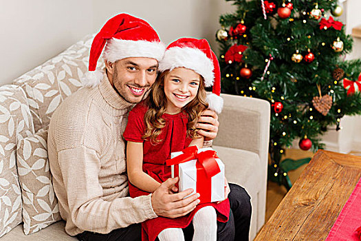 家庭,圣诞节,圣诞,冬天,高兴,人,概念,微笑,父亲,女儿,圣诞老人,帽子,拿着,礼盒