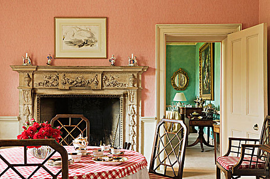 粉色,早餐室,乡村,桌布,桌上,正面,打开,壁炉,石头,壁炉架,靠近,房间,敞门