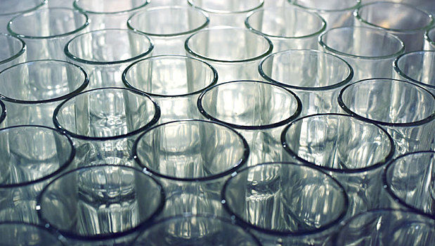 排列整齐的玻璃杯