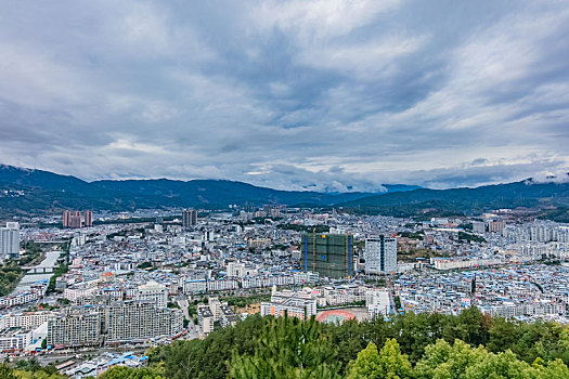 福建省福安市山谷中多云天气城区高楼建筑环境景观