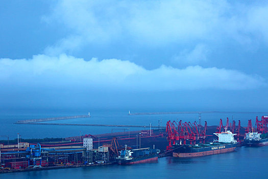 风雨过后是晴天丽日,港口运输生产繁忙有序折射中国经济巨大活力