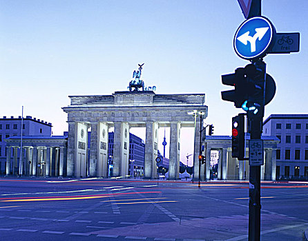 德国,柏林,勃兰登堡门,大门,街道,交通标志,红绿灯,光影,晚间,城市,首都,巴黎,地点,交通,方向,标识,箭头,交通管制,黎明