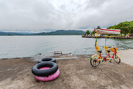 宁波东钱湖风光双人自行车