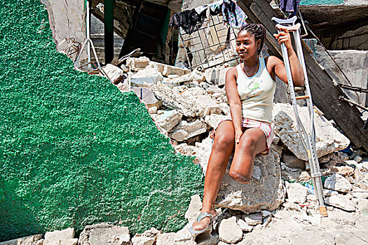 女人,拿着,拐杖,腿,地震,太子港,海地