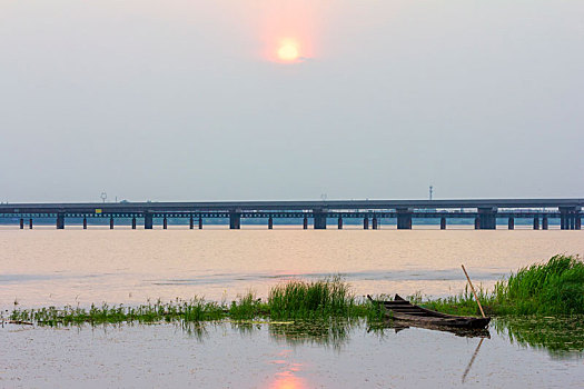 夕阳下的湖面很美丽