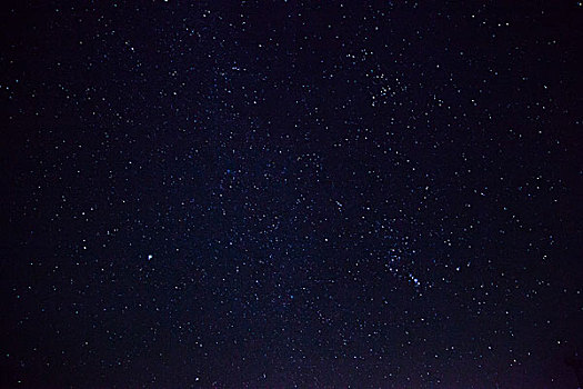 中国草原上璀璨星空下的风车