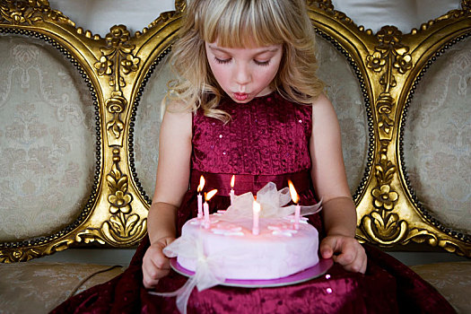 小女孩,拿着,生日蛋糕,照亮,蜡烛