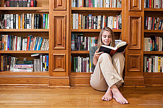 女青年,读,地板,书架