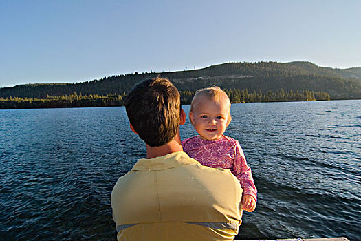 父亲,微笑,孩子,坐,码头,太阳,湖,靠近,加利福尼亚