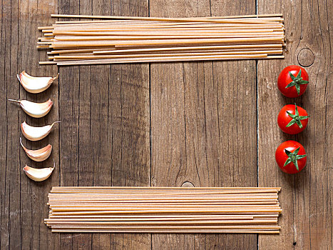 意大利面,西红柿,蒜,木质背景