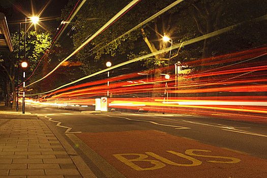 尾灯,条纹,过去,公交车站,蹲,伦敦,英格兰