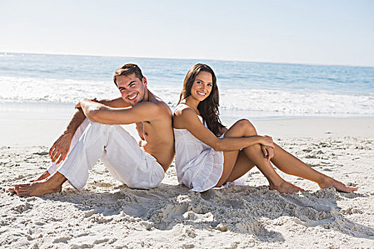 坐,夫妇,背对背,沙子,看镜头,微笑,海滩