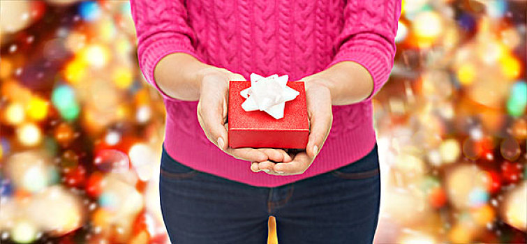 圣诞节,休假,人,概念,特写,女人,粉色,毛衣,拿着,礼盒,上方,红灯,背景