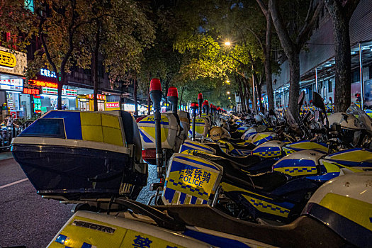 广州夜晚的夏天,下班后羊城铁警摩托车整齐排列