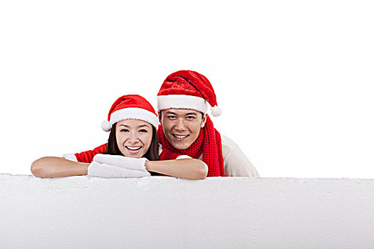 戴着圣诞帽的青年伴侣和巨大的白板