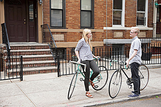 年轻,情侣,自行车,交谈,街上