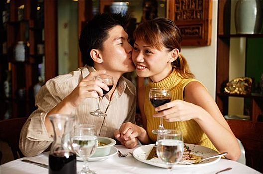 伴侣,中餐厅,拿着,葡萄酒杯,男人,吻,女人,脸颊