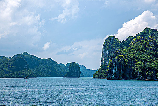 越南广宁鸿基市下龙湾海上石林