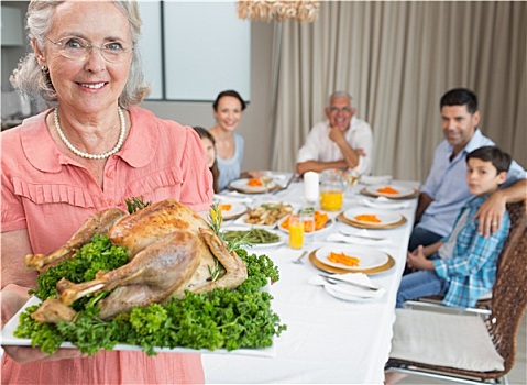 祖母,拿着,鸡肉,烤,家庭,餐桌