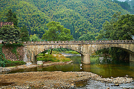 河流,河道,河水,桥,石桥,道路,山,山脉,树木,农村,乡村,中国,自然风光