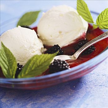 香草冰淇淋,热,黑莓