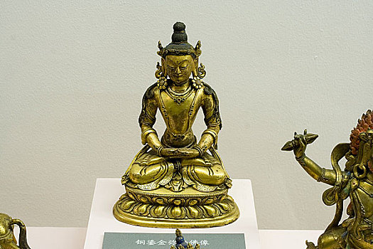 内蒙古博物馆陈列清代镏金弥勒佛像