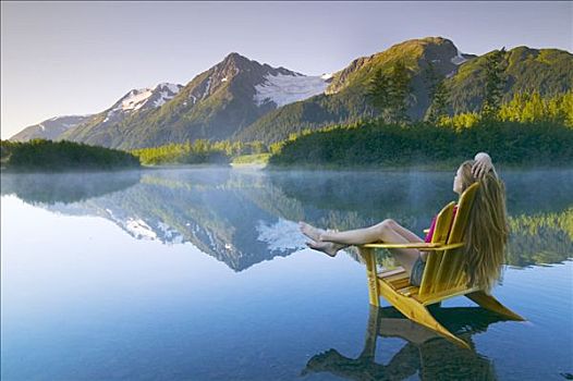 女人,放松,椅子,海岸线,水塘,靠近,波蒂奇,楚加,阿拉斯加,夏天