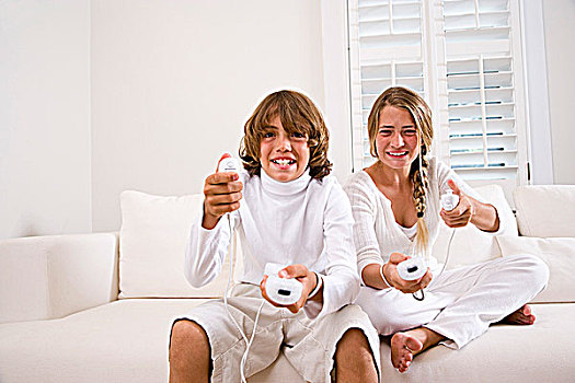 兄弟姐妹,玩,电子游戏,白色背景,沙发