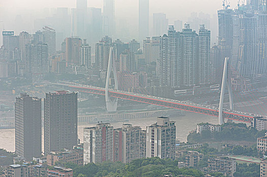 重庆俯瞰雾中的东水门大桥
