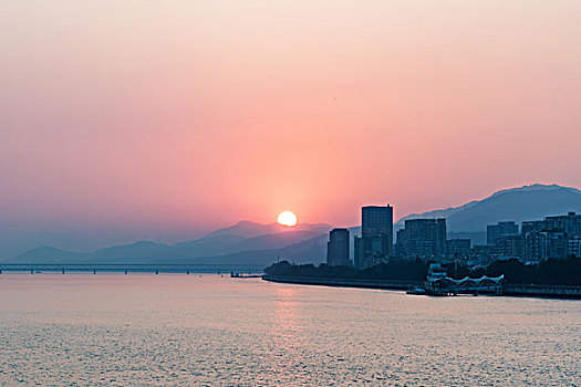 杭州钱塘江落日