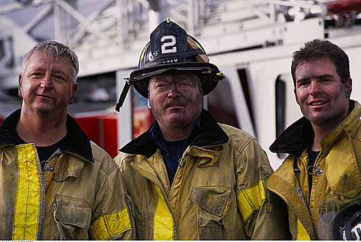 肖像,三个,男性,好斗,靠近,消防车
