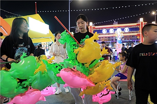 美食街烟火气十足,夜市成为消夏避暑好去处