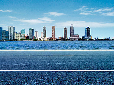 曼哈顿哈德逊河天际线与沥青道路合成汽车广告背景素材