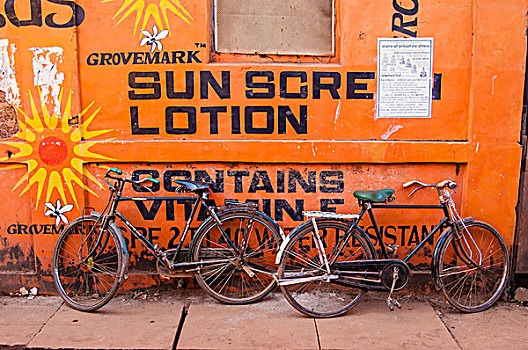 印度,两个,自行车,倚靠,墙壁,广告,防晒