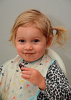 小,金发,女孩,两岁,微笑,吃,蛋糕,瑞典,欧洲