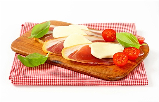 切片,意大利熏火腿,白干酪,罗勒,西红柿