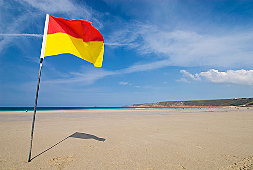黄色,红色,旗帜,海滩,小湾