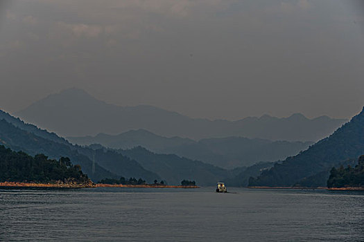 游艇,蓝天,黄色天空,湖,浪花,水痕,波纹,快艇,船,山