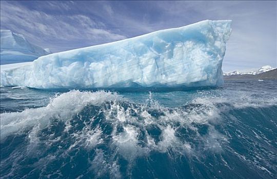 巨大,冰山,漂浮,融化,迅速,温暖,上升,温度,海洋,空气,靠近,坎伯兰湾,南乔治亚,南大洋,南极辐合带