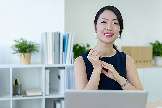 年轻商务女士办公