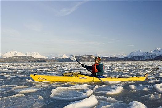女人,海上皮划艇,浮冰,卡契马克湾,靠近,本垒打,肯奈半岛,阿拉斯加,冬天