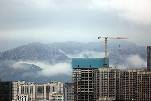 山东省日照市,云绕卧龙山犹如人间仙境,气象部门发布暴雨蓝色预警提醒市民加强防范