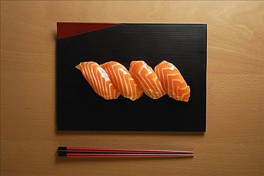 四个,片,三文鱼,寿司,握寿司,饭团,筷子
