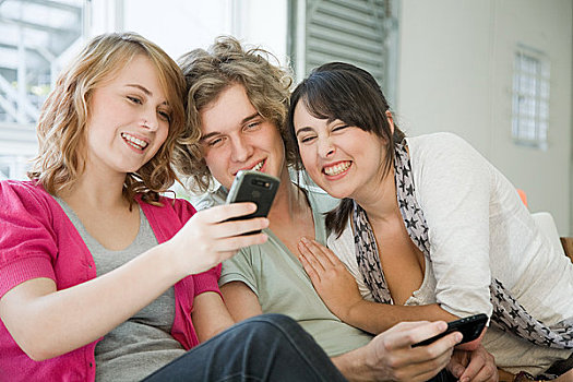 三个,青少年,朋友,看,智能手机