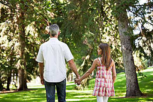 父亲,女儿,握手,走,公园,艾伯塔省,加拿大