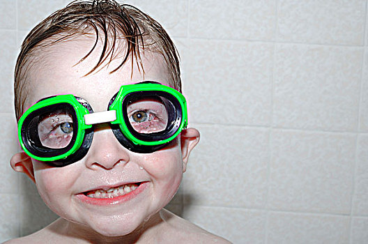 滑稽,肖像,男孩,戴着,潜水镜,沐浴