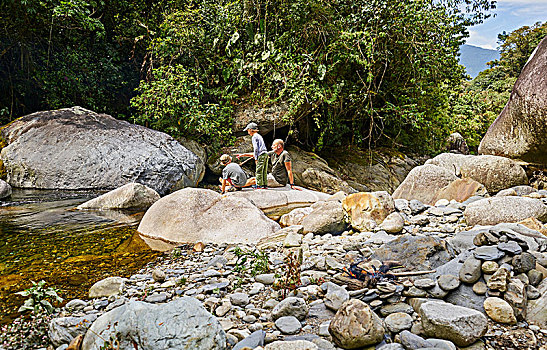 父亲,儿子,放松,岩石上,旁侧,水,玻利维亚,南美